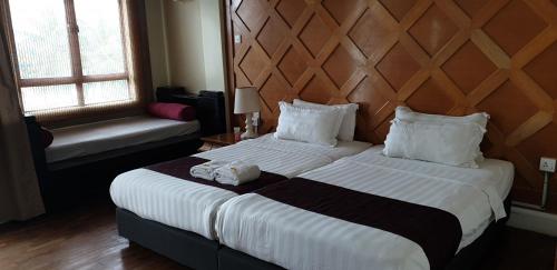 珍南海滩Lagoon Residence @ Langkawi的一间卧室配有一张大床和木制床头板