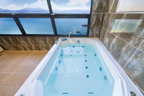 丽水市Le Paradis Ocen view Spa Pension的海景按摩浴缸