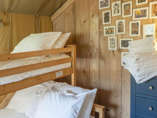 凯里堡Lime Kiln Lodge - Ukc6262的一间卧室配有双层床和一张带照片的墙壁