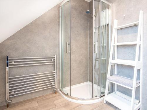 布罗拉Colbheinn Cottage的玻璃淋浴间,带梯子的房间
