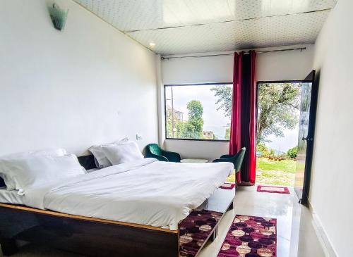 卡纳塔尔Haut Monde King's Paradise Resort的一间卧室设有一张大床和一个窗户。