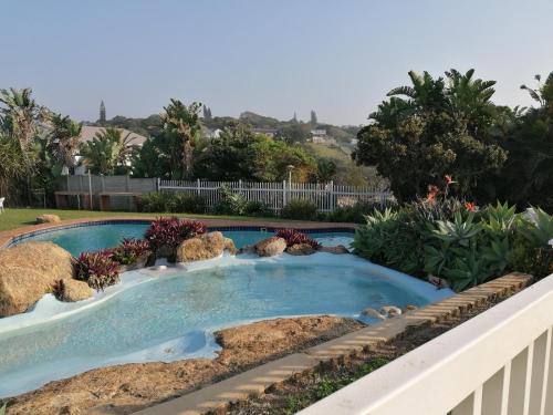 爱德华港Glenmore Sands Beach Resort的庭院内一座带岩石的游泳池