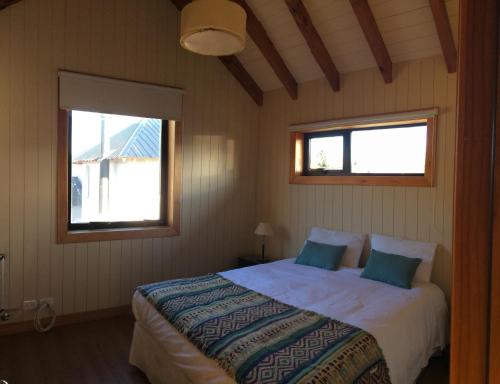 圣马丁德洛斯La Cascada Duplex的一间卧室设有一张床和两个窗户。