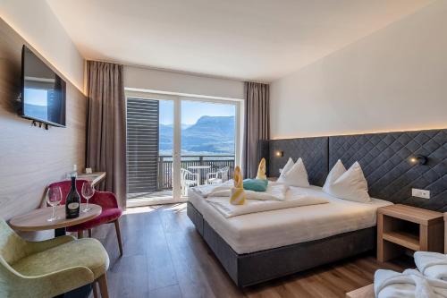 泰尔梅诺Hotel Winzerhof的酒店客房设有一张床和一个大窗户
