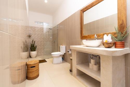 塞米亚克CASTELU 3BR peacefully villa near Mertanadi的一间带水槽和卫生间的浴室