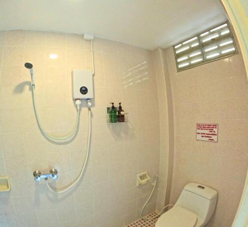 卡伦海滩KPOP Hostel的带淋浴的浴室和卫生间