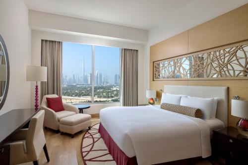 迪拜Marriott Executive Apartments Al Jaddaf, Dubai的一间设有大床和窗户的酒店客房