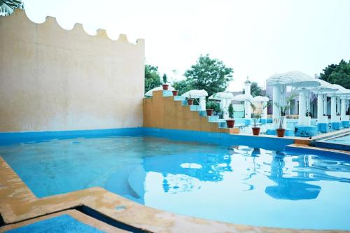 蓬蒂切里Paradise Feel Dreamy Resort的蓝色海水度假村的游泳池