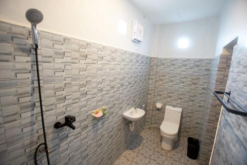 蓝梦岛Risna Homestay的一间带卫生间和水槽的浴室