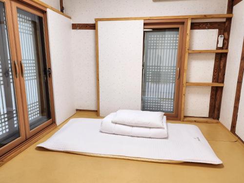 庆州Wolamjae的带窗户的客房内配有白色沙发的房间