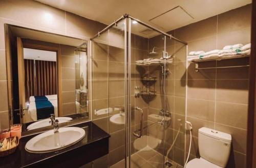 富国Larosa Hotel的一间带水槽、卫生间和淋浴的浴室