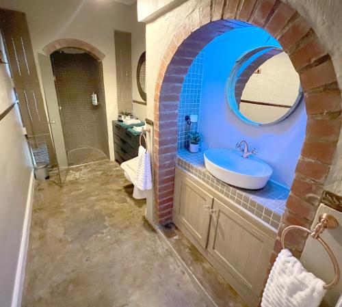 比勒陀利亚Buffels Place的一间带水槽和镜子的浴室