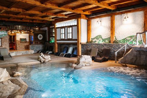 维特兹艾特诺村卡达西酒店的大房间的一个大型游泳池