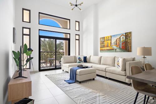 迪拜Stylish 1BR Apt Umm Suqeim 3的客厅配有沙发和桌子