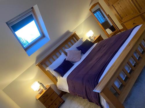 HaxbyThe Barn的一间卧室设有一张大床和一个窗户。
