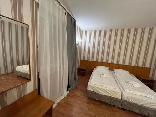 美因河畔法兰克福WestEnd#206的一间小卧室,配有一张床和镜子
