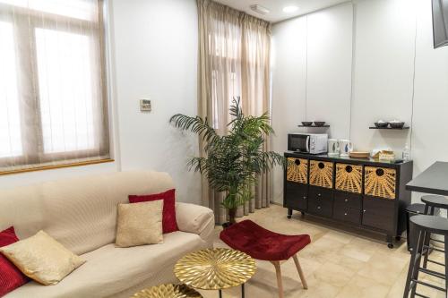 格拉纳达格拉纳达中心酒店的客厅配有沙发和桌子