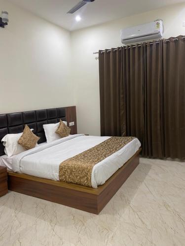 奥拉奇哈Hotel saanjh haveli的一间卧室配有一张大床和黑色窗帘