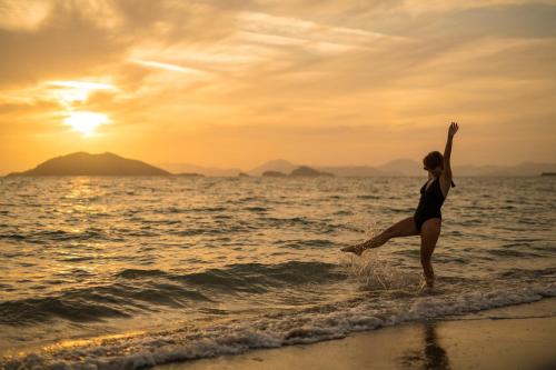 费特希耶Sunset Beach Club Aqua Lettings的一位女人在海滩上跳水