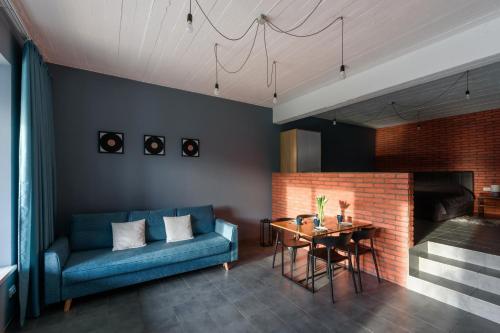 切尔诺夫策Студія Terrasa的客厅配有蓝色的沙发和桌子