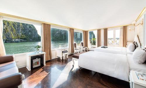 下龙湾Aquamarine Premium Cruise的一间卧室设有一张大床和一个壁炉