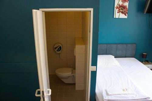 柏林柏林大都会酒店的一间带卫生间的浴室和一张位于客房内的床。