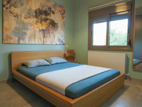 Kakí VíglaBeautiful House, Salamina的一间卧室,卧室内配有一张大床
