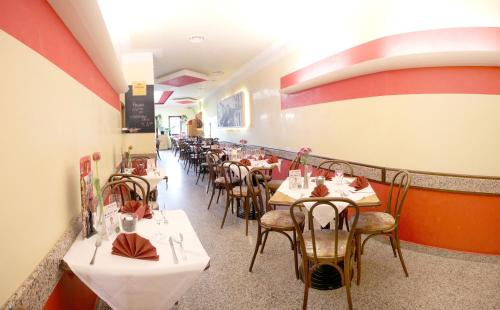 Eilenburg艾斯咖啡馆-比萨店里亚托酒店的餐厅里一排桌椅