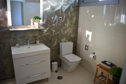 丰沙尔Moradia Vista Atlântico的浴室配有白色卫生间和盥洗盆。