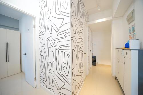 香港Student Accommodation - 290 Hennessy Road的一条带黑白图案的墙壁的走廊