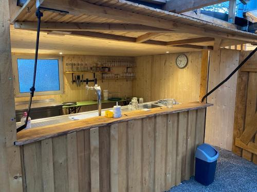 Reichshof Hotel-Restaurant Denklinger-Hof的厨房配有带水槽的木台面