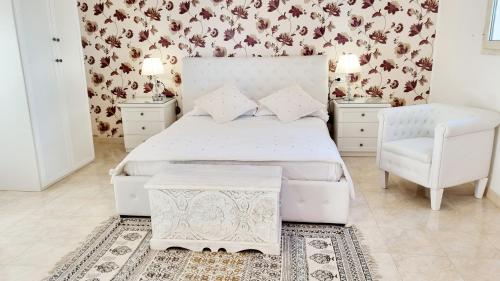 维耶斯泰Residence Maresol的卧室配有白色的床和椅子