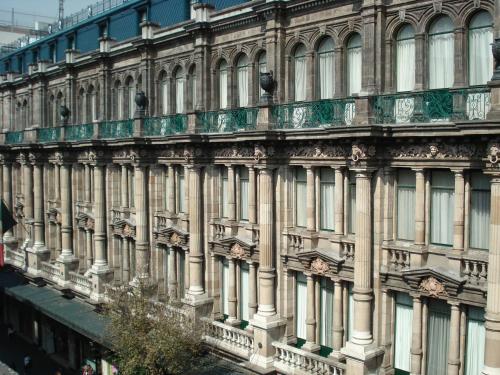 墨西哥城Gran Hotel Ciudad de México Zócalo View的一座有柱子的旧建筑