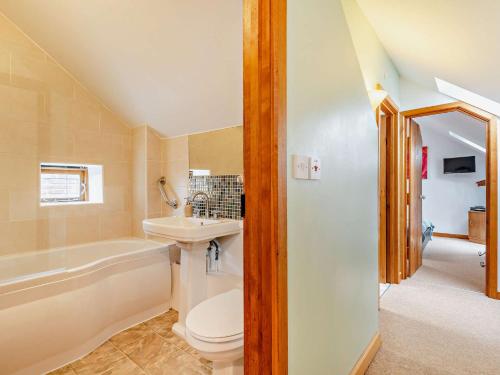 Pontesbury4 Bed in Shrewsbury 50180的浴室配有卫生间、盥洗盆和浴缸。