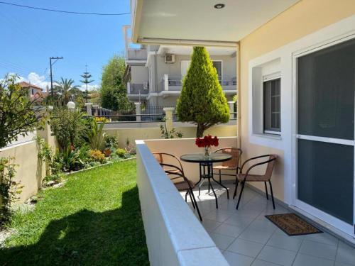 雷夫卡达镇Lefkada Blue - Apartments的庭院配有桌椅和庭院。