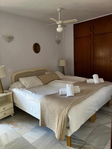EsteponaArena Beach的一间卧室配有一张大床和毛巾