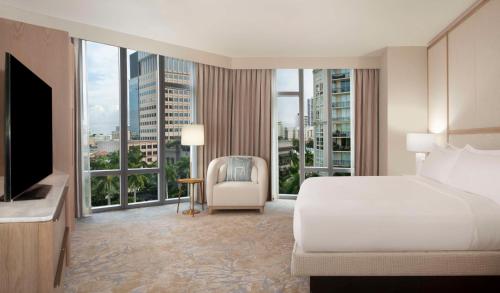 西棕榈滩西棕榈滩希尔顿酒店的酒店客房设有一张床和一个大窗户