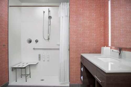卡尔曼Home2 Suites By Hilton Cullman的带淋浴和盥洗盆的白色浴室