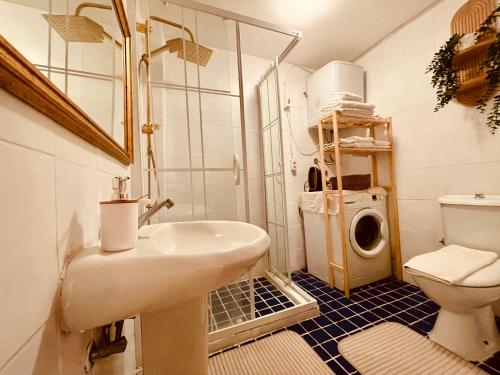 福卡Time Traveler's House - Eski Foça的一间带水槽和洗衣机的浴室