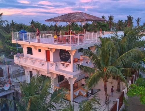 马拉帕斯加Malapascua Be One Guesthouse的享有带甲板的度假建筑的空中景致