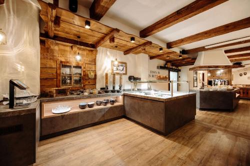 弗拉绍BERGZEIT by seven的大型厨房设有木墙和木地板