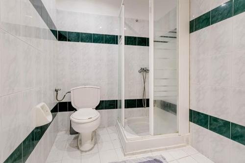 古维亚Porto Marina Aparthotel的一间带卫生间和淋浴的浴室