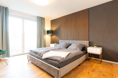 施泰因Luxus 3,5 Zi-Whg 128m2, 8 Min zum See & Altstadt的一间卧室设有一张大床和一个大窗户