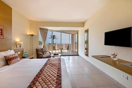 普里普里斯特林度假村的酒店客房设有一张大床和平面电视