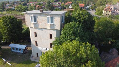SzobToronySzoba的享有树木和房屋建筑的空中景致