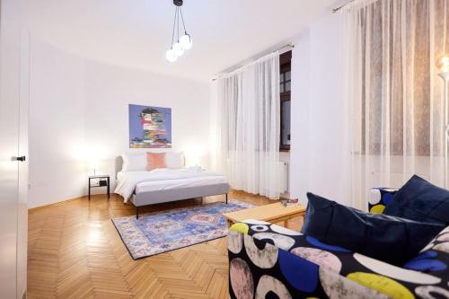 布加勒斯特Caragiale Apartment的客厅配有沙发和1张床