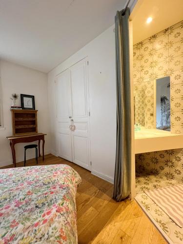 Chambre confortable chez particulier avec salle de bain privée客房内的一张或多张床位