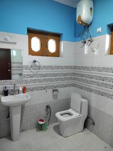 考萨尼Apna Ghar, Namasvi villa, c/o Anand singh bisht的一间带卫生间和水槽的浴室