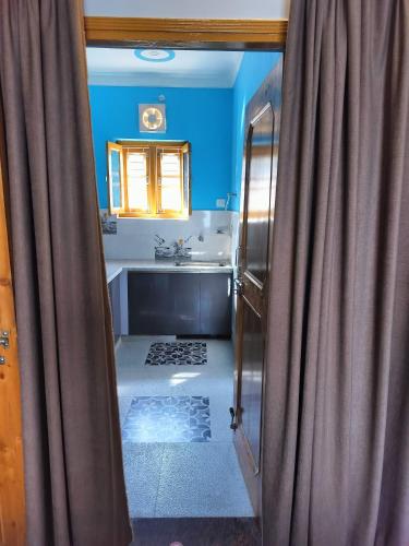 考萨尼Apna Ghar, Namasvi villa, c/o Anand singh bisht的浴室配有水槽和带窗帘的淋浴