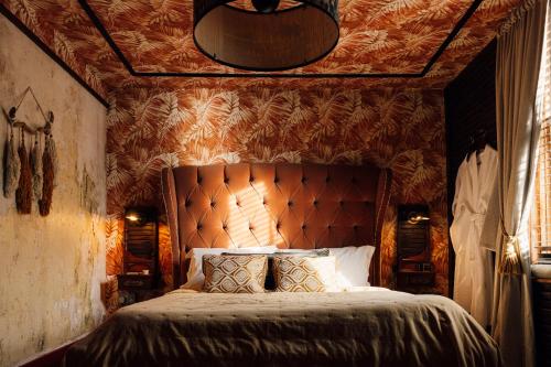 KentThe George & Heart House的一间卧室配有一张大床和大床头板